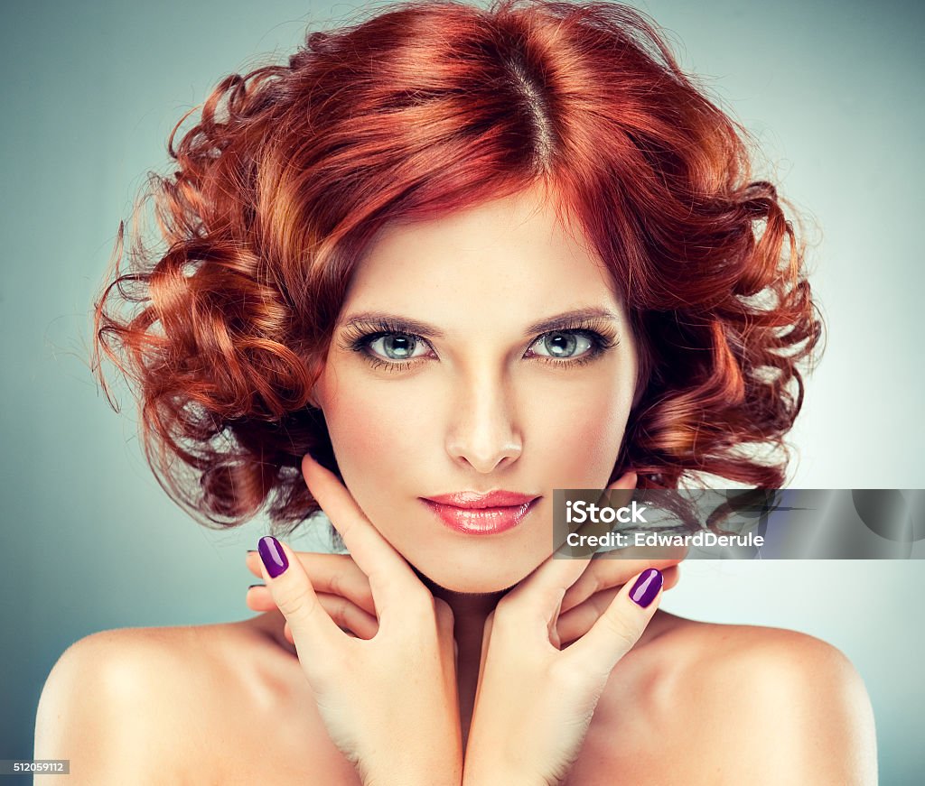 Schöne rote Langhaar-Mädchen mit locken und stilvollen Make-up. - Lizenzfrei Kurzes Haar Stock-Foto