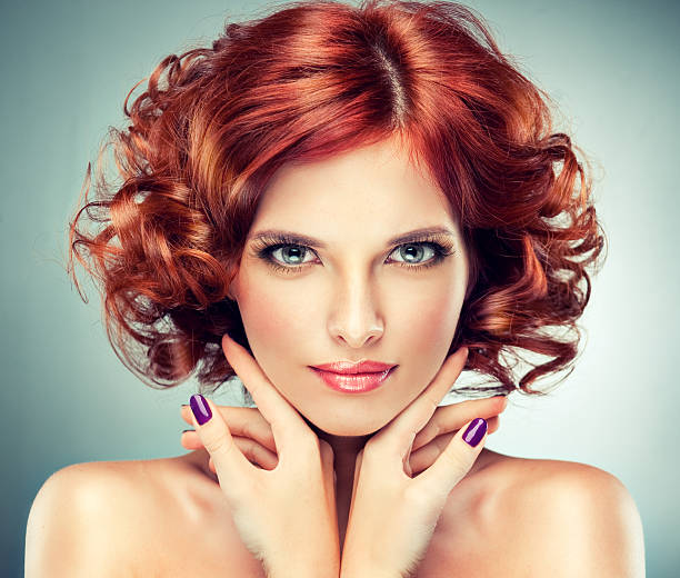 schöne rote langhaar-mädchen mit locken und stilvollen make-up. - beauty beautiful attractive female red hair stock-fotos und bilder