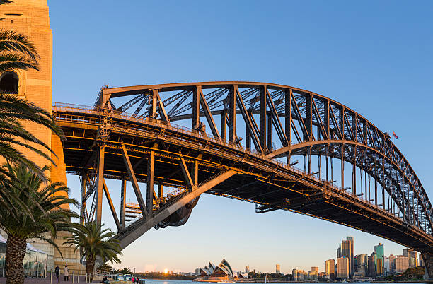 sydney portu most na zachód słońca z opera dom i okrągłe quay - sydney australia sydney harbor bridge opera house sydney opera house zdjęcia i obrazy z banku zdjęć