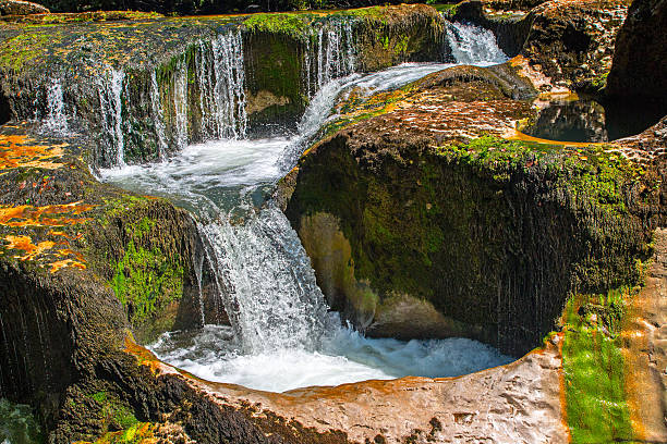 erosión de la roca abrevadero cascada de arriba cerrar - formación karst fotografías e imágenes de stock