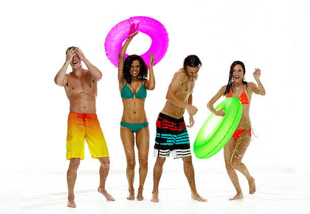 gruppe von freunden, tanzen im regen mit pool-röhren - happy men rain water dance stock-fotos und bilder