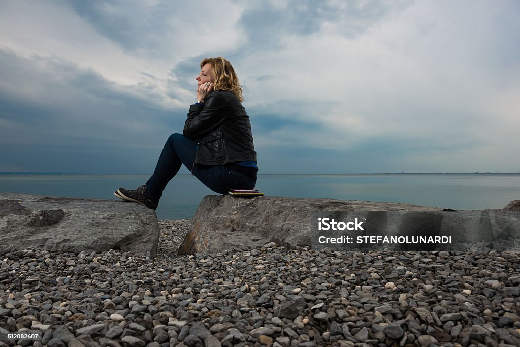 Nachdenklich/Träumen Frau am Strand - Lizenzfrei Abgeschiedenheit Stock-Foto