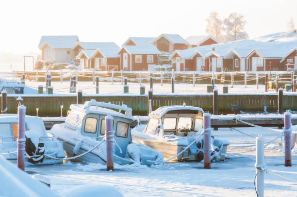 海岸沿いの冬 - sweden cottage winter snow ストックフォトと画像