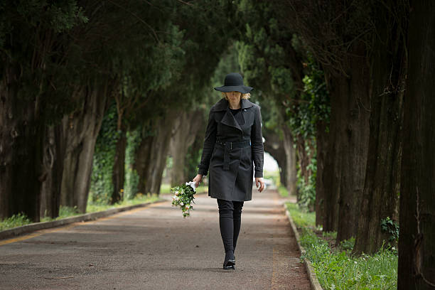 istock Woman at cemetery 512084639