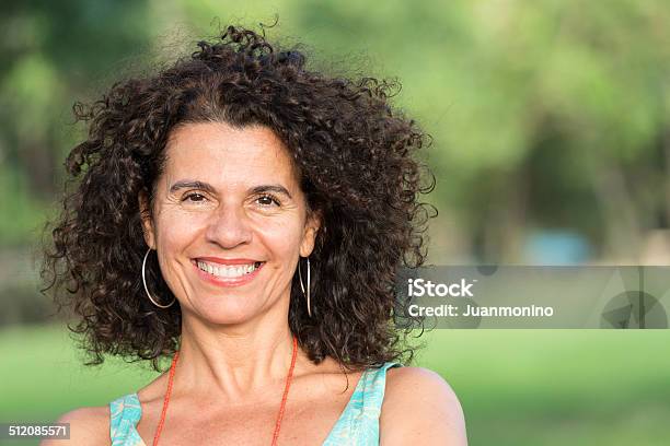 Ältere Hispanic Frau Lächelnd Stockfoto und mehr Bilder von Eine Frau allein - Eine Frau allein, Frauen, 50-54 Jahre