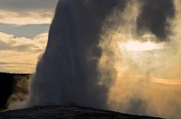 istock Old Faithful Geyser Eruption 512086881
