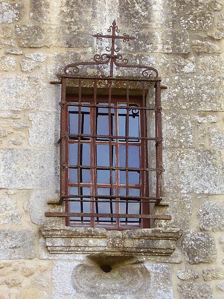 medieval gradeadas janela - mullion windows imagens e fotografias de stock