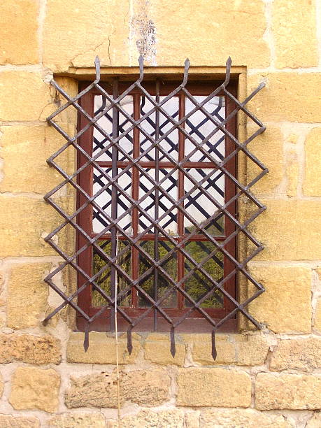 medieval gradeadas janela - mullion windows imagens e fotografias de stock