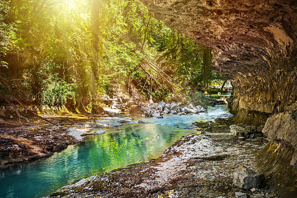 rapide lit de rivière sauvage monzonite avec rock formation dans la forêt luxuriante - vibrant color summer rock cliff photos et images de collection