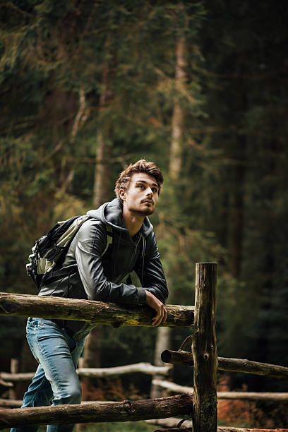 若い男性の森��林のハイキング - teenager exploration behavior casual ストックフォトと画像