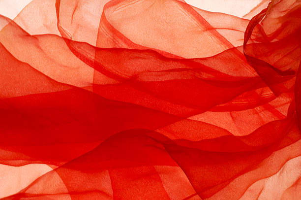 gros plan d'une écharpe rouge - mousseline de soie photos et images de collection