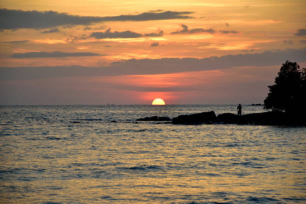 istock sunset of sea sihouette 512100180