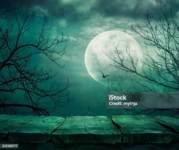 Fondo Halloween Con Mesa Foto de stock y más banco de imágenes de Luna - Luna, Halloween, Cementerio