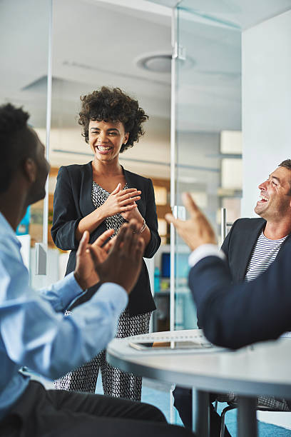 une autre superbe journée dans le bureau - business meeting teamwork office happiness photos et images de collection