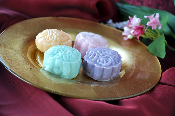 istock Close up Mooncake on Golden Plate 512104816