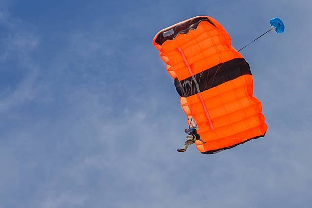 homem transporta um salto de pára-quedas, ilha de zakynthos, grécia - parachuting open parachute opening imagens e fotografias de stock