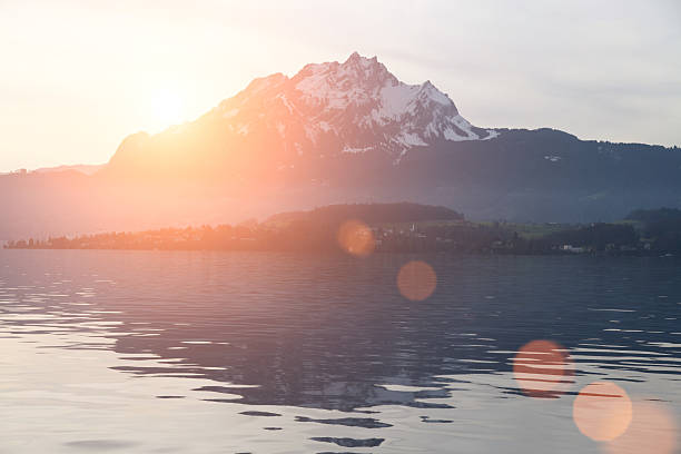 スイスアルプスルツェルン湖の夕日 - ルツェルン 写真 ストックフォトと画像