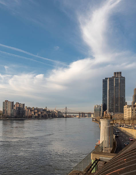 istock East river of Mahattan 512108318
