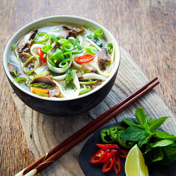 vietnamita vegano vegetarianas tallarines pho sopa de tom. - noodle soup fotografías e imágenes de stock