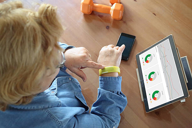 senior frau mit gesundheit technologie - touch screen futuristic technology forecasting stock-fotos und bilder