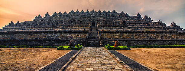 temple borobudur de java - borobudur ruins photos et images de collection