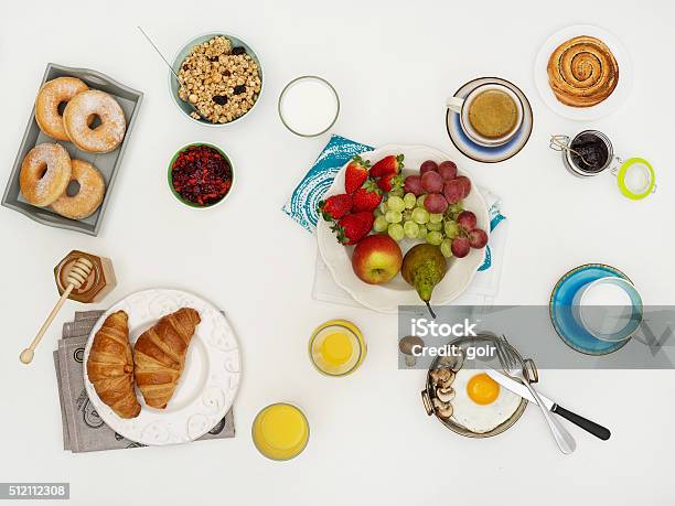 Vista De Arriba De La Mesa De La Cena Y Desayuno Foto de stock y más banco de imágenes de Mesa de comedor - Mesa de comedor, Vista desde arriba, Desayuno