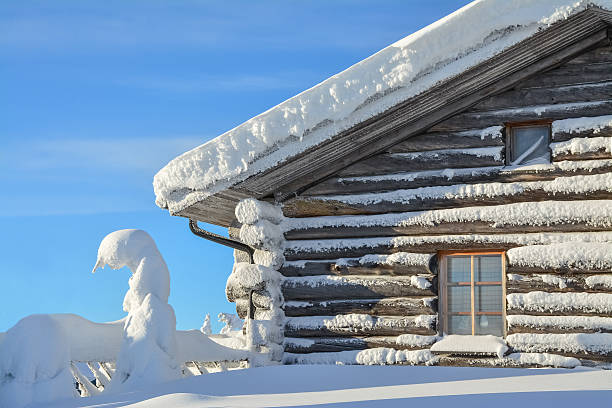 cubierto nieve cabina de registro - cabin snow finland lapland fotografías e imágenes de stock