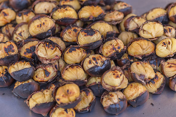 preparado las algarrobas - chestnut roasted heat roasted chestnut fotografías e imágenes de stock