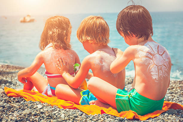 ochrona przed słońcem na plaży - enjoyment people beach sun protection zdjęcia i obrazy z banku zdjęć