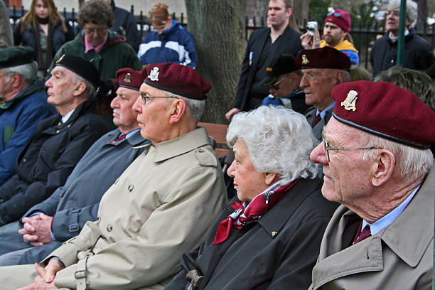 au canada : topham memorial inauguration - victoria cross photos et images de collection