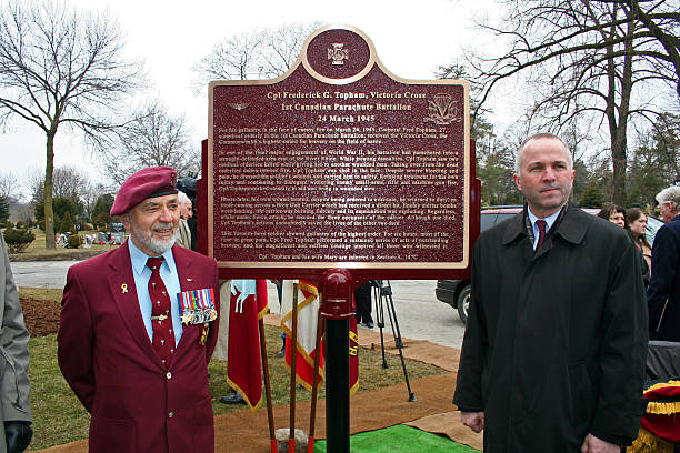 au canada : topham memorial inauguration - victoria cross photos et images de collection