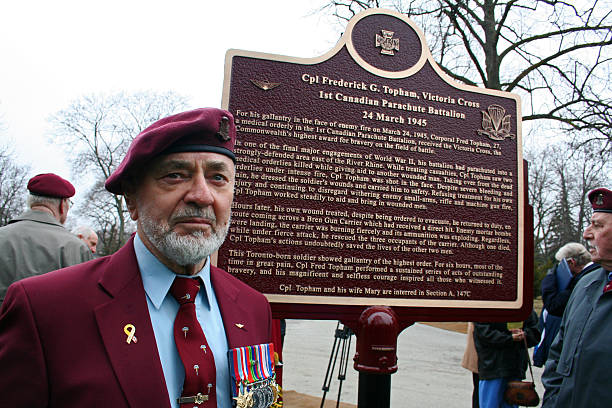 au canada : topham memorial inauguration - victoria cross photos et images de collection