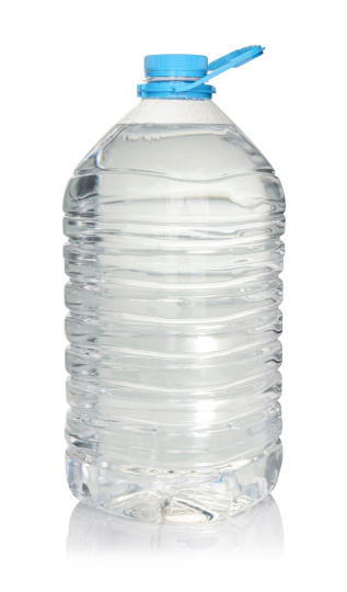 Botella de plástico de agua potable Aislado en blanco photo