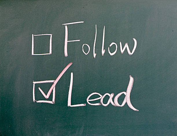 istock Chalkboard drawing - Lead or follow 512128965