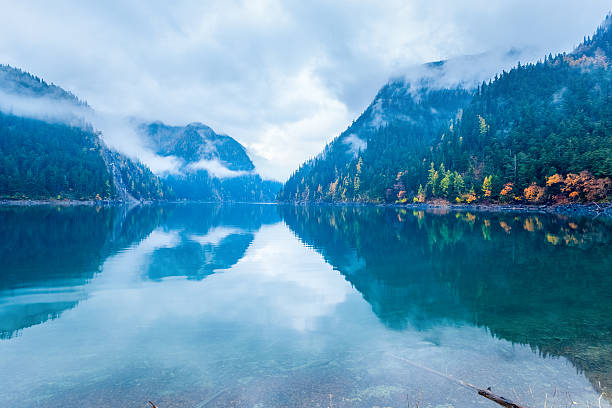 istock long lake in autumn jiuzhaigou 512129655