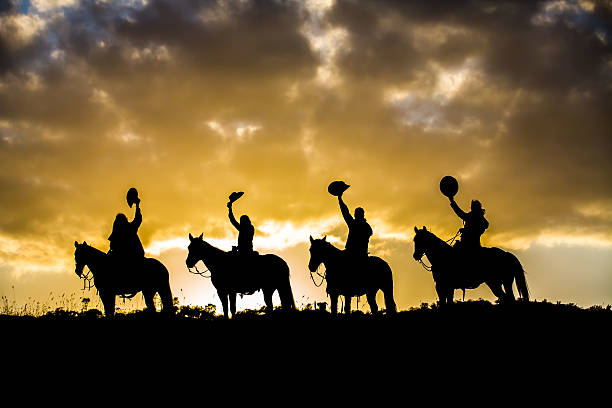 cavalo riders na cadeia de montanhas - cowboy imagens e fotografias de stock