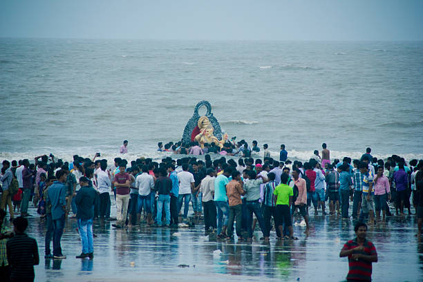 carros trazendo deus hindu ganesha para o mar - ganesh festival - fotografias e filmes do acervo