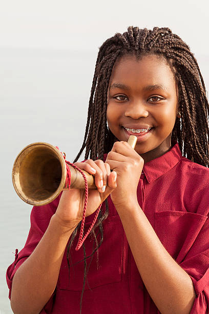 fille jouant clairon - trumpet women bugle teenager photos et images de collection