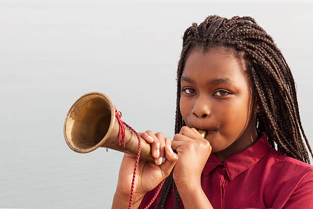 adolescents jouant clairon - trumpet women bugle teenager photos et images de collection