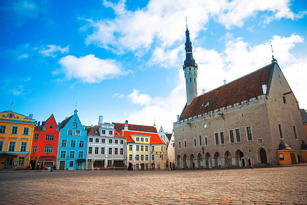 bella vecchia piazza del municipio - tallinn foto e immagini stock