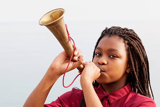 musicien fille - trumpet women bugle teenager photos et images de collection