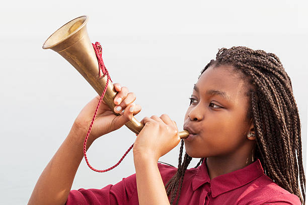 de jouer clairon - trumpet women bugle teenager photos et images de collection