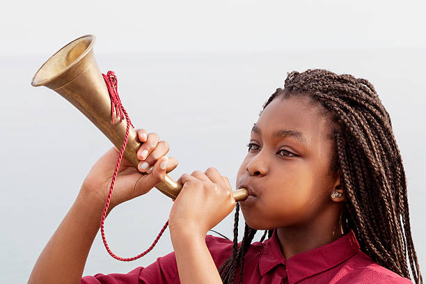 adolescents fille jouant clairon - trumpet women bugle teenager photos et images de collection