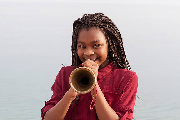 tocando corneta - trumpet women bugle teenager imagens e fotografias de stock