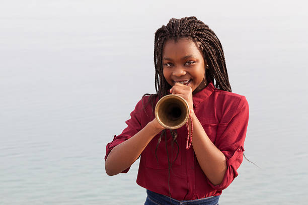 happy temps - trumpet women bugle teenager photos et images de collection