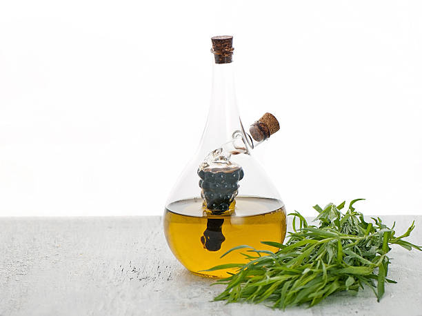 glas essig- und ölfläschchen mit olivenöl - vinegar bottle herb white stock-fotos und bilder