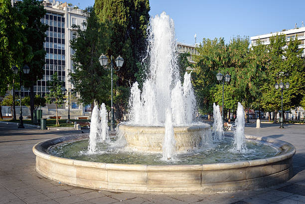 fontaine de la place syntagma au à l'avant de du parlement grec - cultural center photos et images de collection