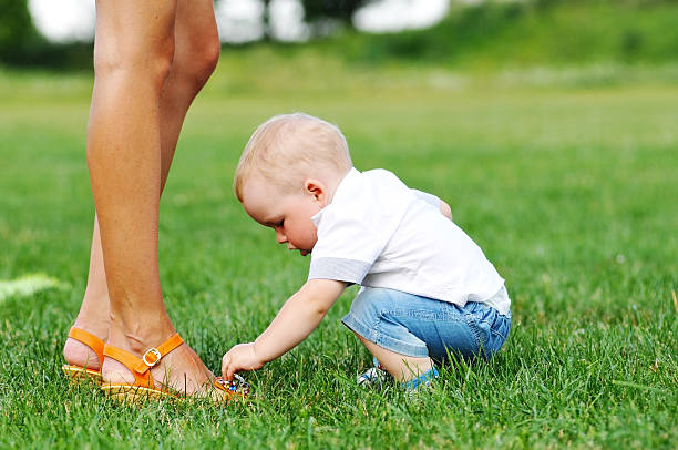 istock Little child touch mom's shoes 512150371