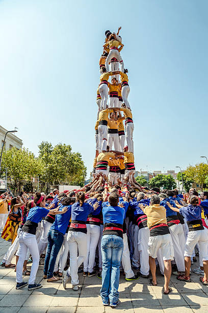 castellers fazer uma castell ou o tower, típico da catalunha. - castellers - fotografias e filmes do acervo