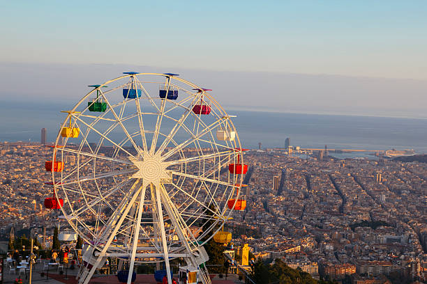 barcelona, o parque de diversões tibidabo, com uma roda-gigante - mount tibidabo - fotografias e filmes do acervo